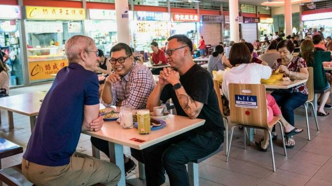 Tim Cook vierailee paikallisten ruokamarkkinoilla aamiaiseksi Singaporessa