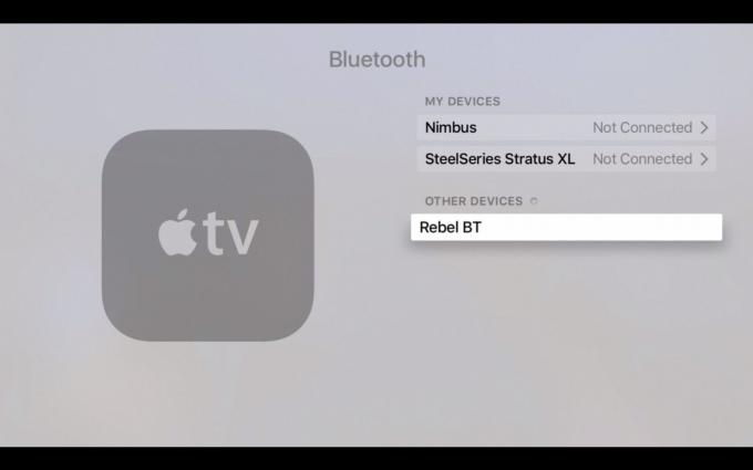 Apple TV löytää kaikki lähellä olevat BT -lisälaitteet pariliitostilassa.