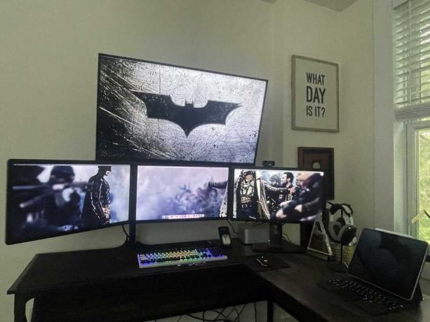 Bat-Signal se zobrazuje na obří obrazovce na třech dalších monitorech v nastavení počítače s motivem Batmana.