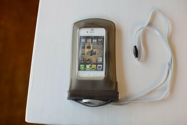 सेफ्टी फर्स्ट: थिंक बायोलिगिक का स्मार्टफोन ड्राई बैग