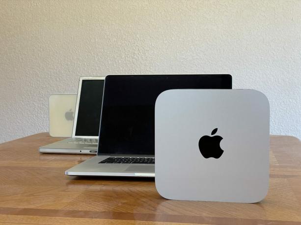 Fire Mac-er sitter på et bord