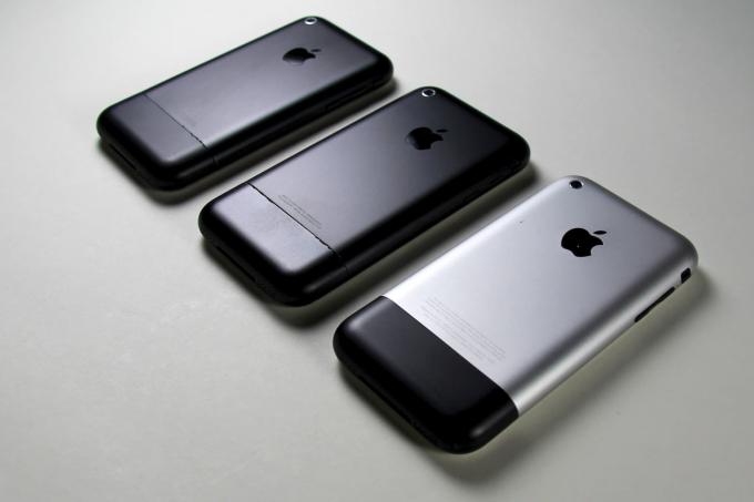 En trio av originella iPhone -prototyper visar olika färger och finish som testats av Apple.