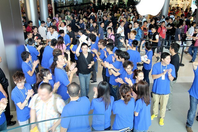 Ensimmäiset asiakkaat tulivat Applen uuteen lippulaivakenkään Hongkongissa, joka juhli avajaisiaan lauantaiaamuna. Kuva: Gary Allen, IFOAppleStore