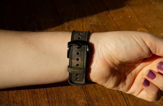 Banda Apple Watch, din piele hibridă, este fabricată din piele de căprioară de epocă, cu un suport din silicon rezistent la transpirație.
