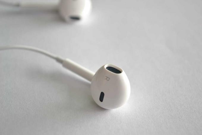 Uvedení iPhonu 5 přineslo nové sluchátka Apple EarPods s velkým vylepšením oproti předchozím verzím.