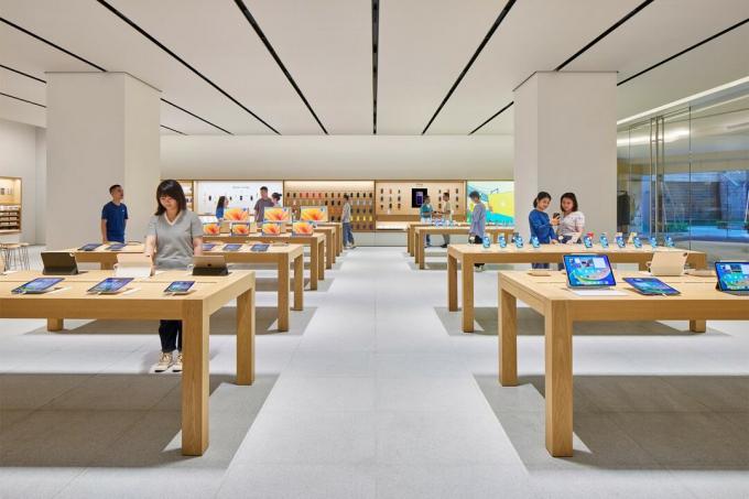 Zákazníci mohou procházet nabídku produktů a příslušenství společnosti Apple.