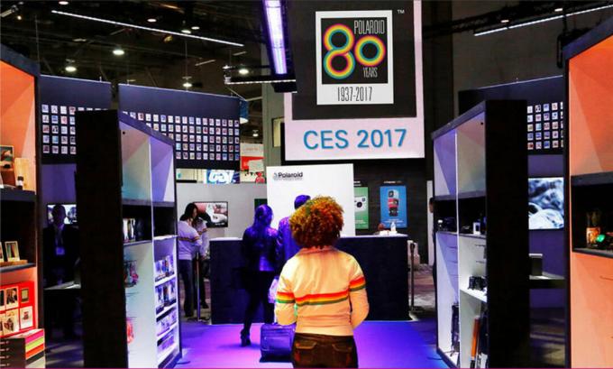 Polaroid -osastolla CES 2017 -tapahtumassa Las Vegasissa näkyy yrityksen omaksuma menneisyys sen edetessä.
