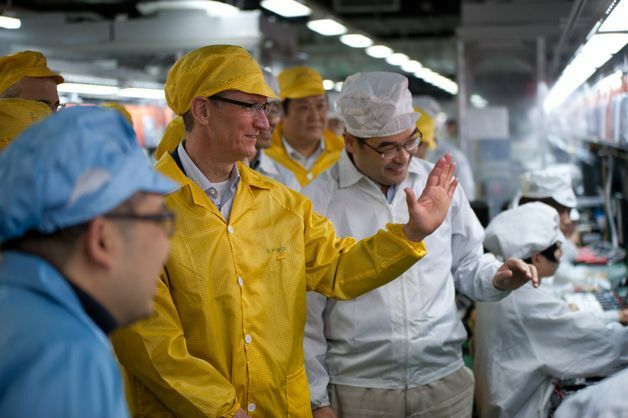 Apple-CEO Tim Cook bracht tijd door met Foxconn-medewerkers tijdens zijn bezoek aan China eerder dit jaar.