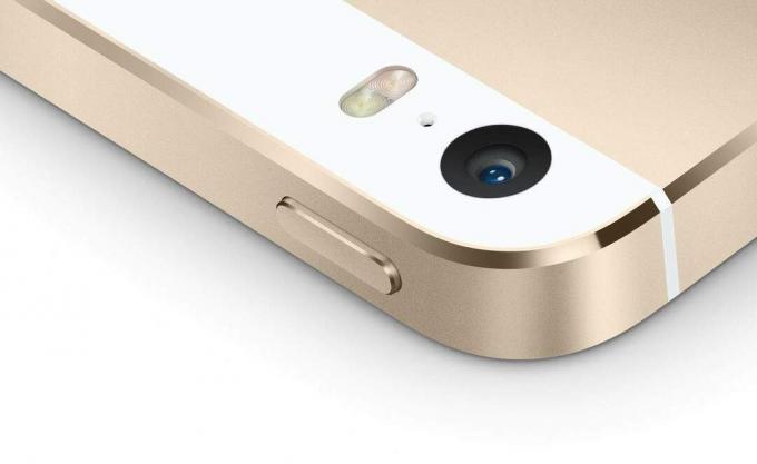 Beveik savaime suprantama, kad „iPhone 6“ bus įdiegta nauja, pažangesnė kamera, nors sutarimo dėl to, kokia forma ta kamera greičiausiai bus, buvo kur kas mažiau. Kai kurie dalykai tikrai žinomi: „Apple“ neseniai užfiksavo „Nokia“ „PureView“ fotoaparatų inžinierių Ari Partineną, nors jo poveikis greičiausiai bus jaučiamas „iPhone 6s“ ar „iPhone 7“. „Apple“ taip pat neseniai gavo elektroninę vaizdo stabilizavimo sistemą, o ne optinę, iš esmės klastodama stabilizavimo techniką, naudojant programinę įrangą, o ne judančias dalis. Tikėtina, kad „iPhone 6“ fotoaparato taškai bus 1,75 mm, o ne „iPhone 5s“ 1,5 mm.