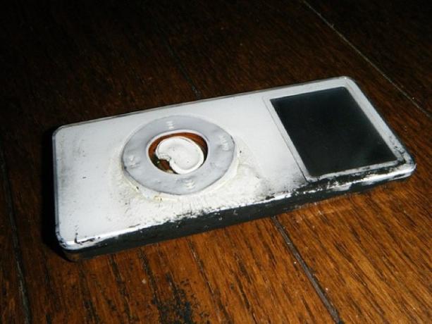 Ako imate iPod nano generacije prve generacije, zamijenite ga prije nego što izgleda ovako.
