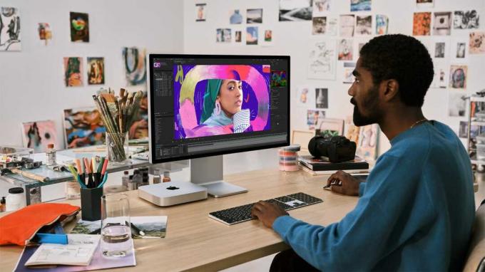 M2 Mac mini ansluten till Apple Studio Display