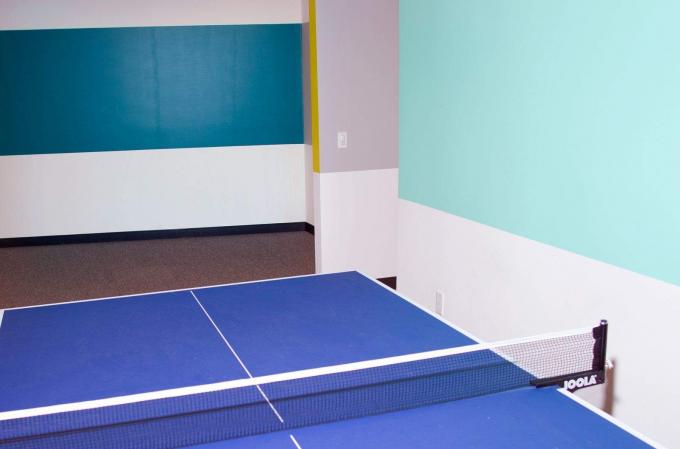 Спільний офісний простір " Автоматично працює" поставляється зі столом для настільного тенісу та заспокійливими кольорами.