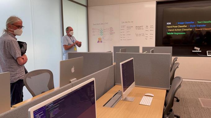 Ogled Apple Developer Center se začne v sobi za testiranje strojne opreme. Ta soba omogoča razvijalcem preizkušanje svojih aplikacij na napravah, ki jih morda nimajo, kot je Apple Watch. Soba ima TV-zaslon in kabine s 24 računalniki iMac.