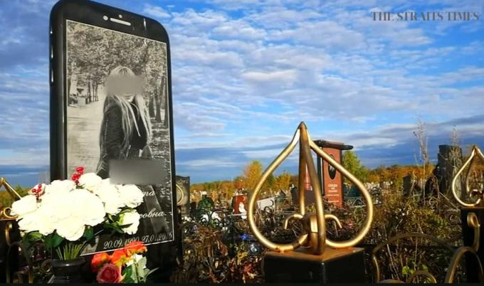 IPhone kapa piemineklis stāv Krievijas kapsētā.