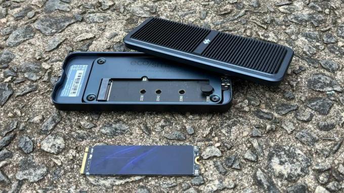 HyperDrive Next USB4 NVMe SSD -kotelo asemalla