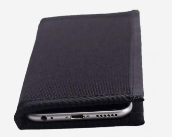 Edward Field memperkenalkan casing dompet iPhone nilon yang dirancang untuk orang yang aktif di luar ruangan.