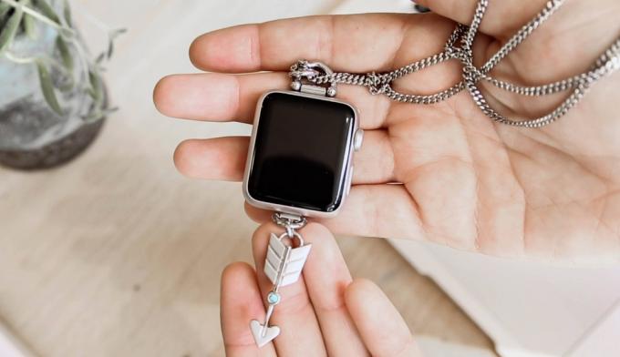 Noś zegarek Apple Watch w wyjątkowy sposób dzięki zupełnie nowemu naszyjnikowi ze srebrną strzałą od Bucardo.