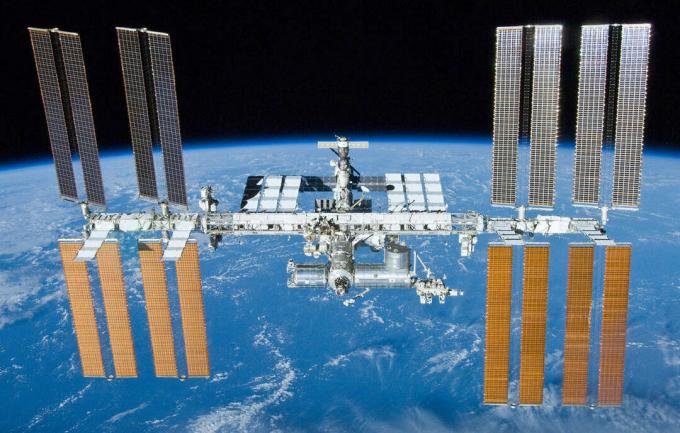 Kansainvälisen avaruusaseman on ajoittain vältettävä avaruudessa kelluvia roskia.