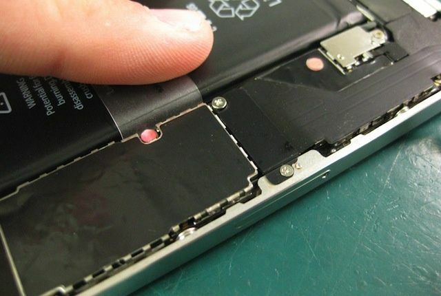 एक iPhone के अंदर एक तरल क्षति संकेतक।