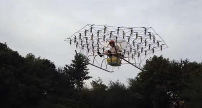 Egy brit férfi személyi helikoptert készített több quadcopter rotorjával.