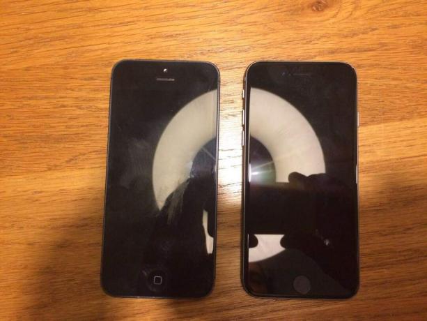IPhone 5 til venstre, iPhone 5se til højre.