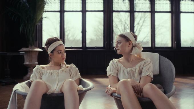 Emily (Hailee Steinfeld, solda) ve Lavinia (Anna Baryshnikov) bu haftaki < em> Dickinson</em>'da rahatlamaya çalışıyor ve başarısız oluyor.