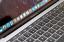 Cara menonaktifkan prediksi kata di MacBook Pro dengan Touch Bar