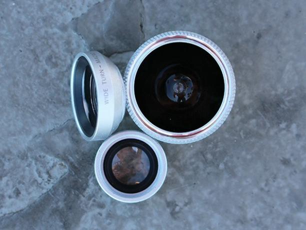 Bu üç lens, daha geniş bir profesyonel görünümlü çekim yelpazesi için iPhone'unuza manyetik olarak takılır.