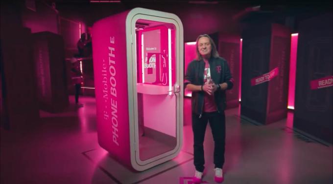T-Mobile– ის აღმასრულებელი დირექტორი ჯონ ლეგერი ტელეფონის ჯიხურთან ერთად.