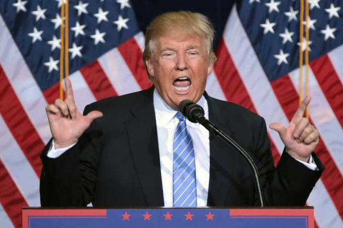 Donald Trump puhuu kannattajilleen maahanmuuttopolitiikan puheessa Phoenixin kongressikeskuksessa Arizonassa.