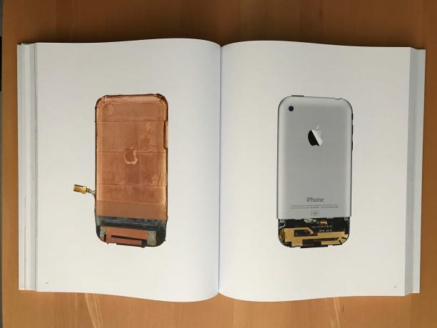 Книга, розроблена компанією Apple у Каліфорнії