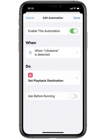 अपने iPhone को NFC स्टिकर पर लहराएँ, और AirPlay स्पीकर से कनेक्ट करें।