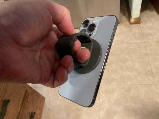 Kiinnitä magneettinauha itseensä ja sinulla on kätevä iPhone-kahva. 