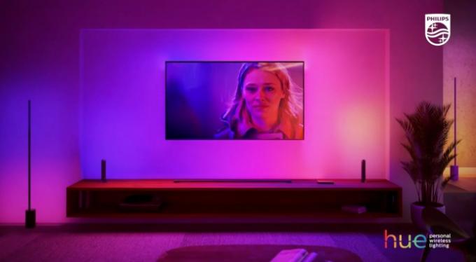 Philips Hue Play Gradient -valoputki sekoittuu television väreihin.