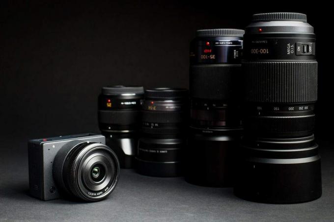 E1, 4K video çeken ve çeşitli lenslere uyan küçük bir Micro Four Thirds kameradır.