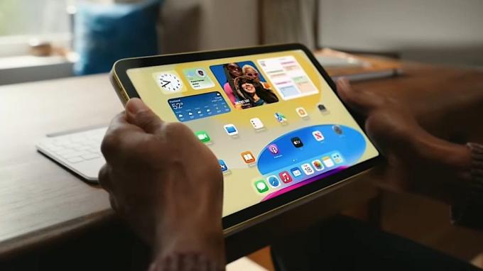 iPad (10वीं पीढ़ी) कई नई सुविधाओं और पहले की तुलना में अधिक कीमत के साथ सामने आया।