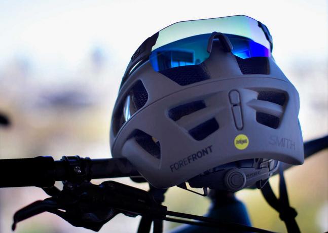 Lindungi materi abu-abu Anda dengan helm sepeda Forefront Smith Optics (sekarang dengan MIPS), dan mungkin juga gunakan beberapa warna keren.