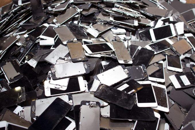 טלפונים חכמים ממתינים לגורלם במתקן המגה-מגרסה של SIMS Recycling Solutions ברוזוויל, קליפורניה. צילום: ג'ים מרית'יו/פולחן מק