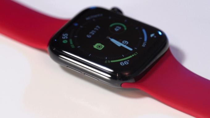 Το Apple Watch Series 5 είναι σχεδόν πανομοιότυπο με το Series 4 και αυτό δεν είναι απαραίτητα κακό