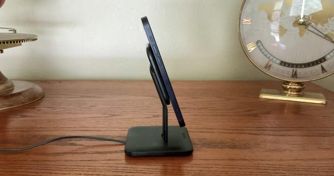 Mophie Snap+ brezžično polnilno stojalo zagotavlja varno povezavo z vašim iPhoneom 12.