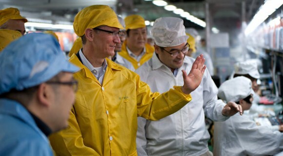 Tim Cook hilser Foxconn -arbejdere i Kina. Foto: Apple