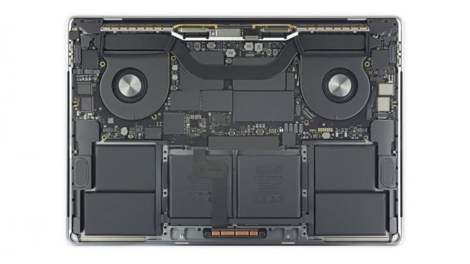 Katso vihainen pöllö 16-tuumaisen MacBookin sisällä