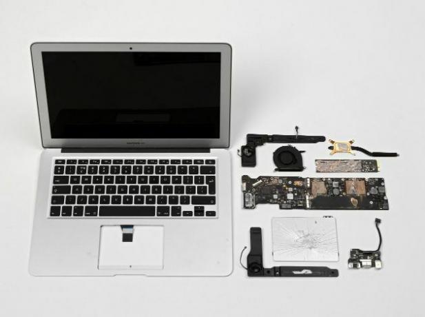 Deze MacBook Air beschermde de identiteit van Edward Snowden. Foto: Victoria en Albert Museum