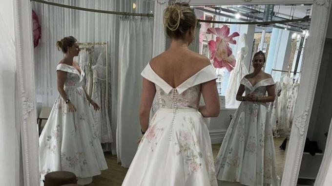 テッサ・コーツのウェディングドレスの写真