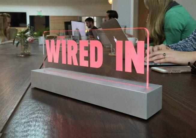 Et Wired In-skilt for skrivebordet kan gi medarbeidere beskjed om at du ikke kan bli forstyrret.