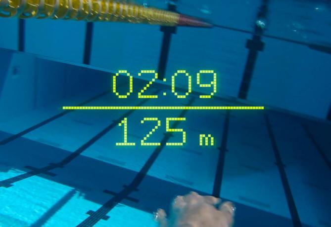 Form Swim Goggles näyttää aika- ja etäisyystilastot AR -näytössä uidessasi.