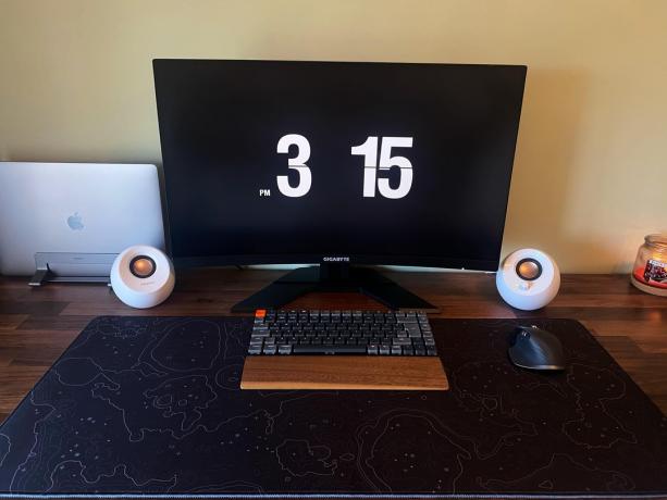 Creative Pebble-högtalarna på vardera sidan av den böjda monitorn är billiga. Kanske för mycket så. 
