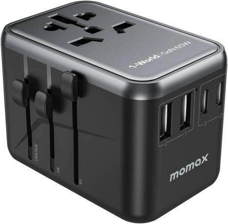 Adaptor de călătorie universal GaN Momax de 65 W, cu glisoare care vă permit să alegeți grinzile perfecte pentru orice țară în care vă aflați și patru porturi (două USB-C și două USB-A).