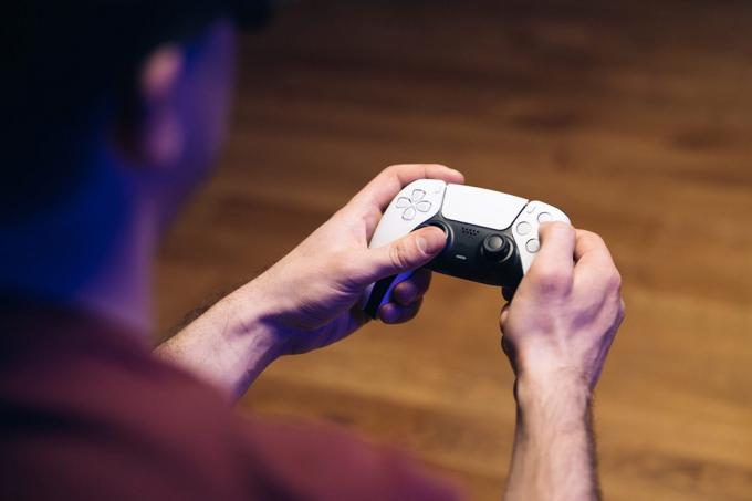 पांच साल के PlayStation Plus सब्सक्रिप्शन के साथ अगले पांच वर्षों के लिए मुफ्त मासिक गेम्स का आनंद लें।