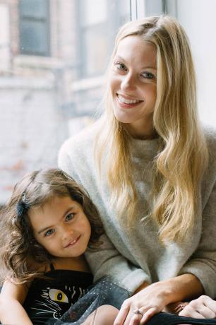 Halo Sitter CEO Lauren Mansell dengan putrinya, Ady.